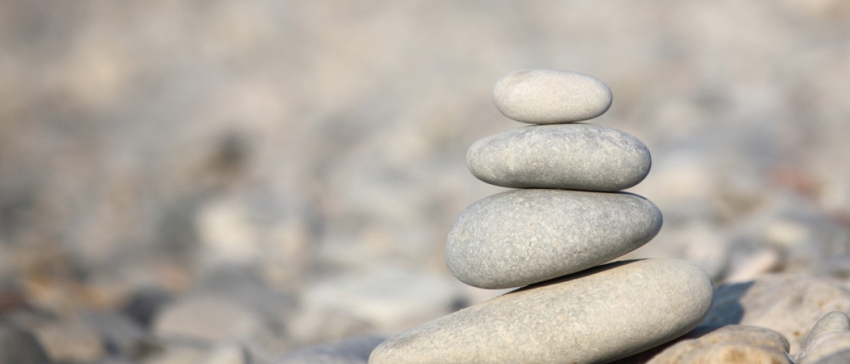 Steine sind in Balance, im Gleichgewicht, aufeinandergelegt