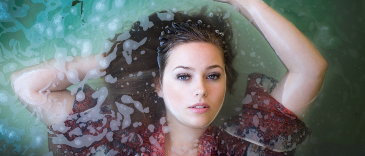 Eine schöne Frau liegt im Wasser