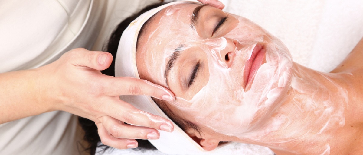 Frau bekommt Gesichtsmassage
