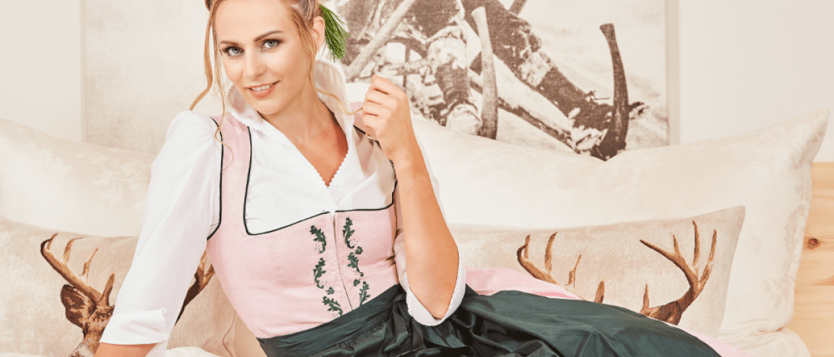 Eine Frau testet ein Bett