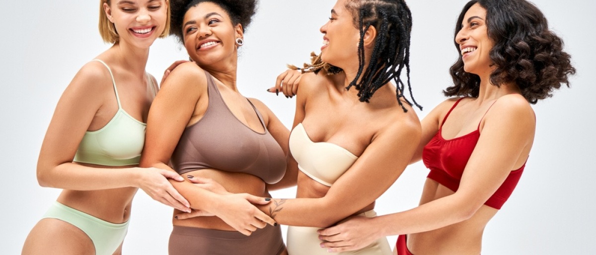 Frauen mit verschiedenen BH-Modellen und unterschiedlicher BH-Größe