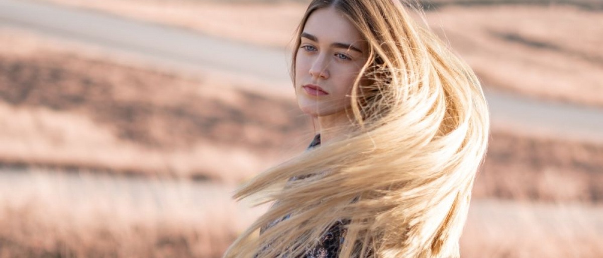 Eine Frau hat schöne Haare und schöne Haut