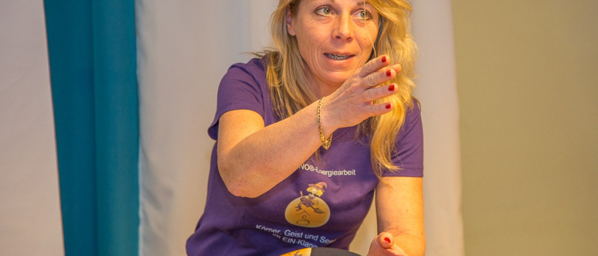 Birgit Thiel spricht mit Körpersprache