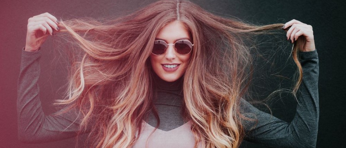 Eine blonde Frau hat lange Haare und viel Volumen