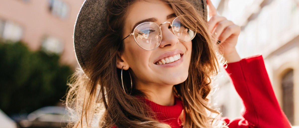 Frau mit langen Haaren trägt eine Brille