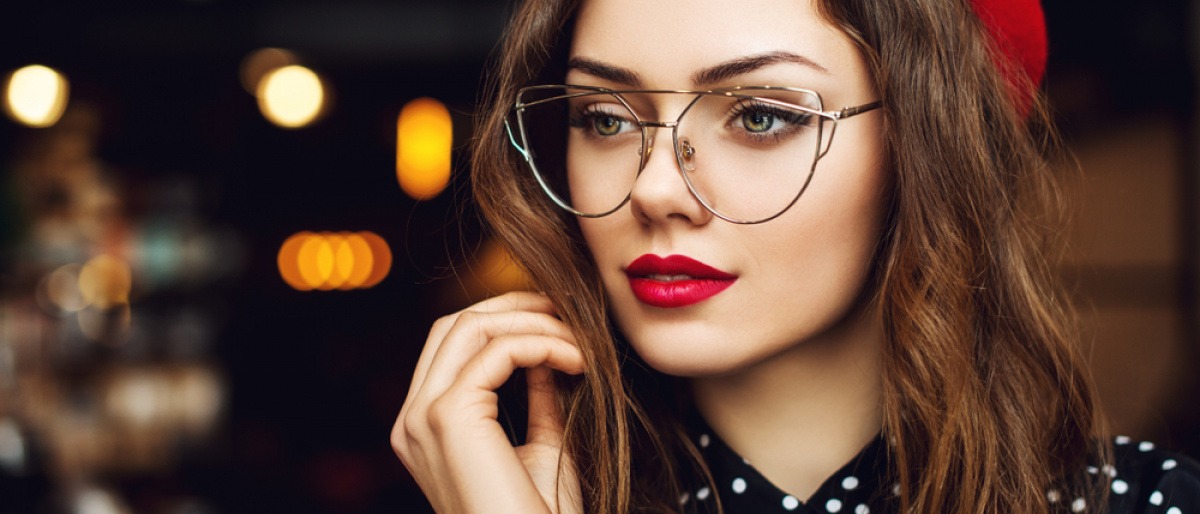Eine Frau trägt Brille und Make-up