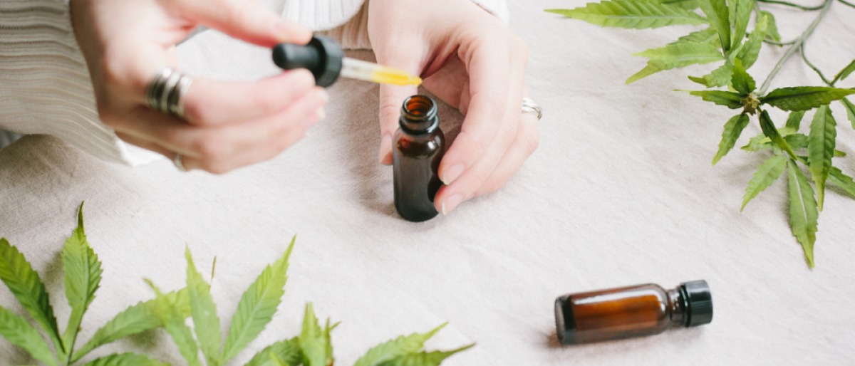 Eine Frau nimmt CBD Tropfen gegen Stress