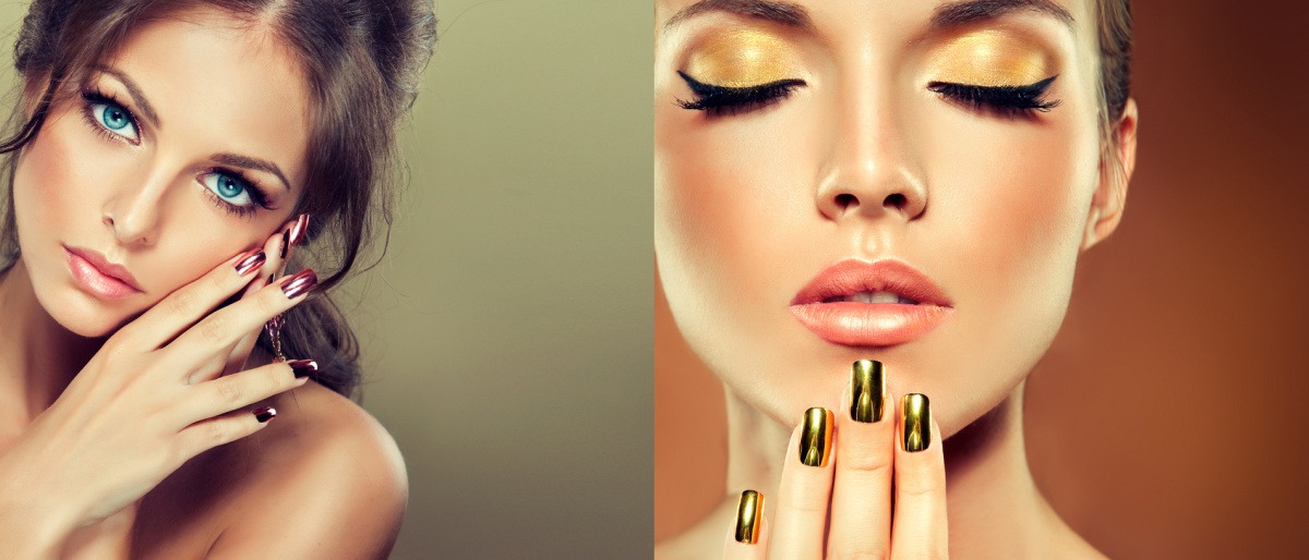 Eine Frau hat rote und eine zweite goldene Chrome Nägel