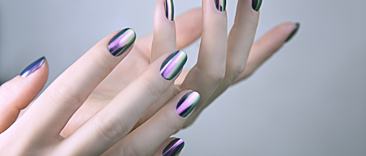 Finger sind mit Chrome Nails geschmückt