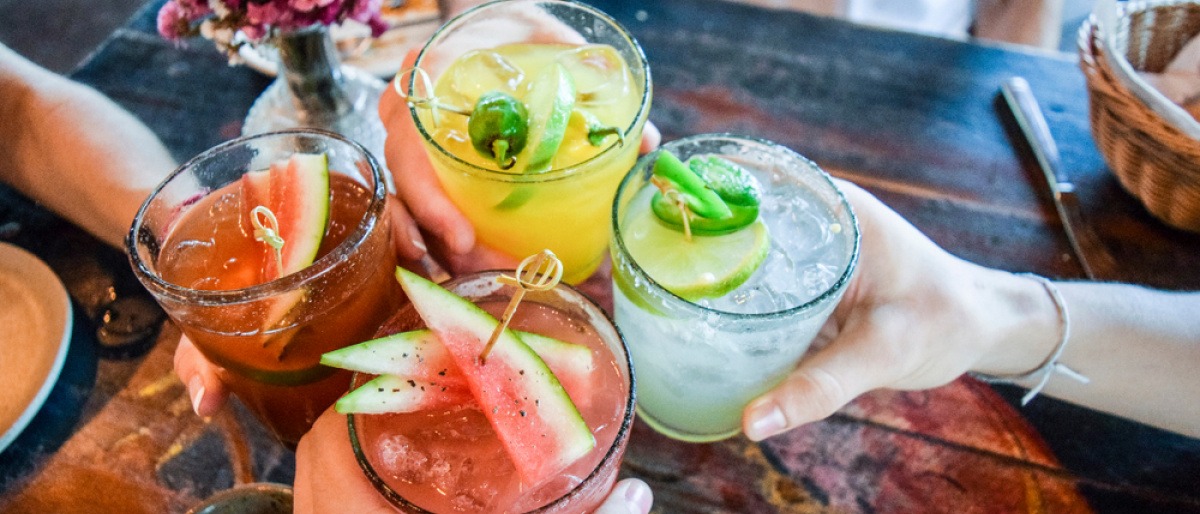 Unterschiedliche Cocktails mit Essig