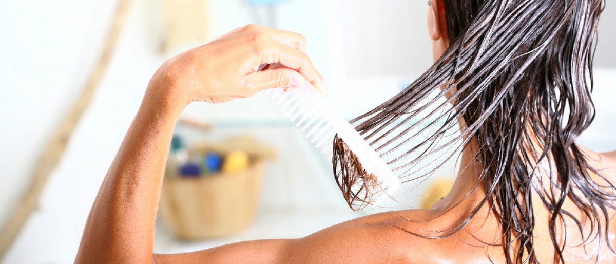 Frau mit selbst gemachten Conditioner im Haar