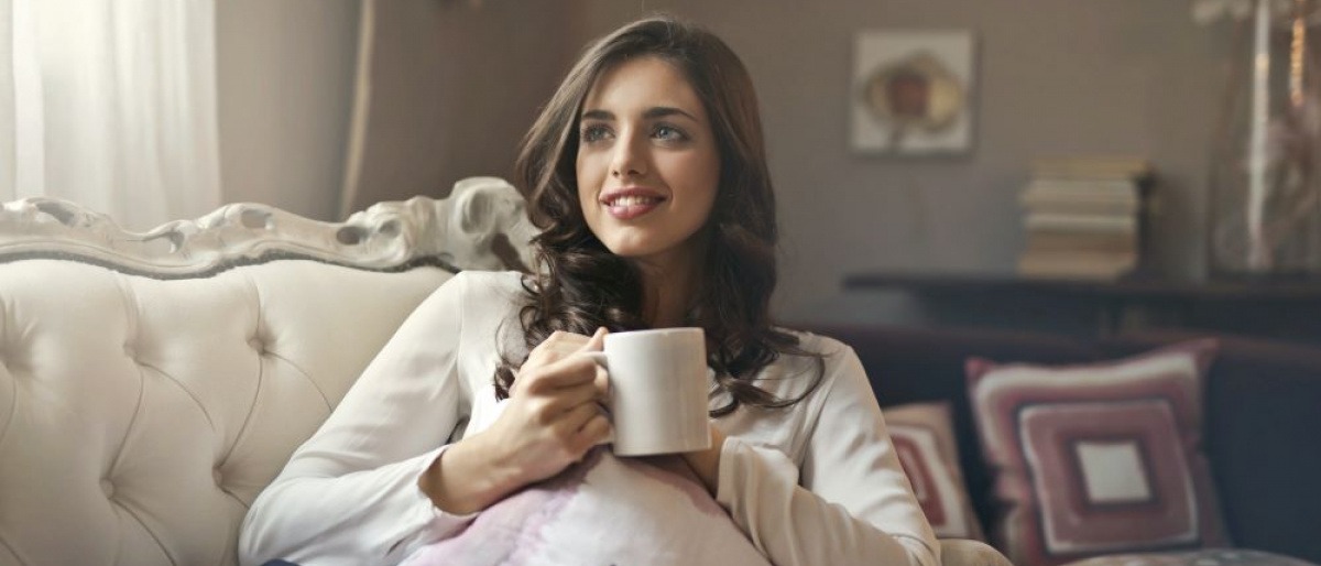 Frau mit Tee beim Fasten und Immunsystem stärken