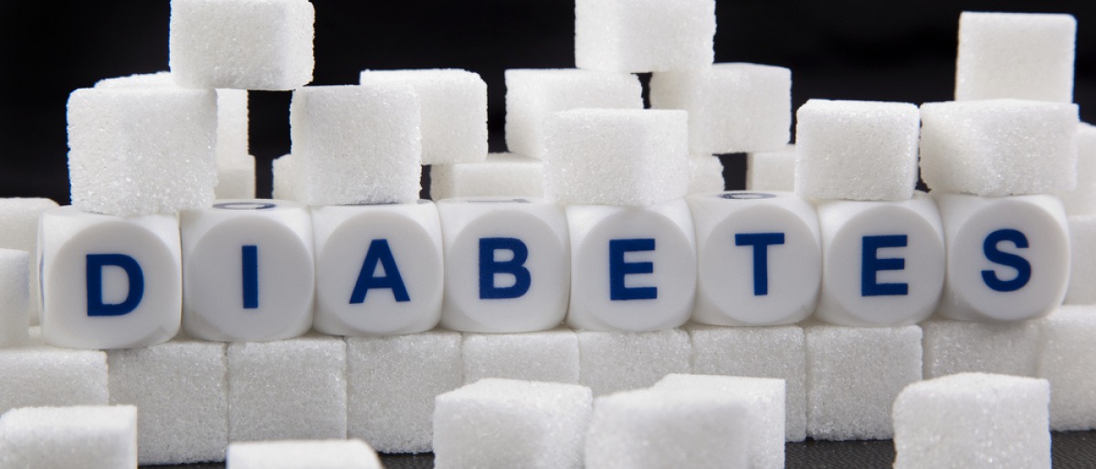 Würfel mit der Aufschrift Diabetes sind mit Zucker umrandet