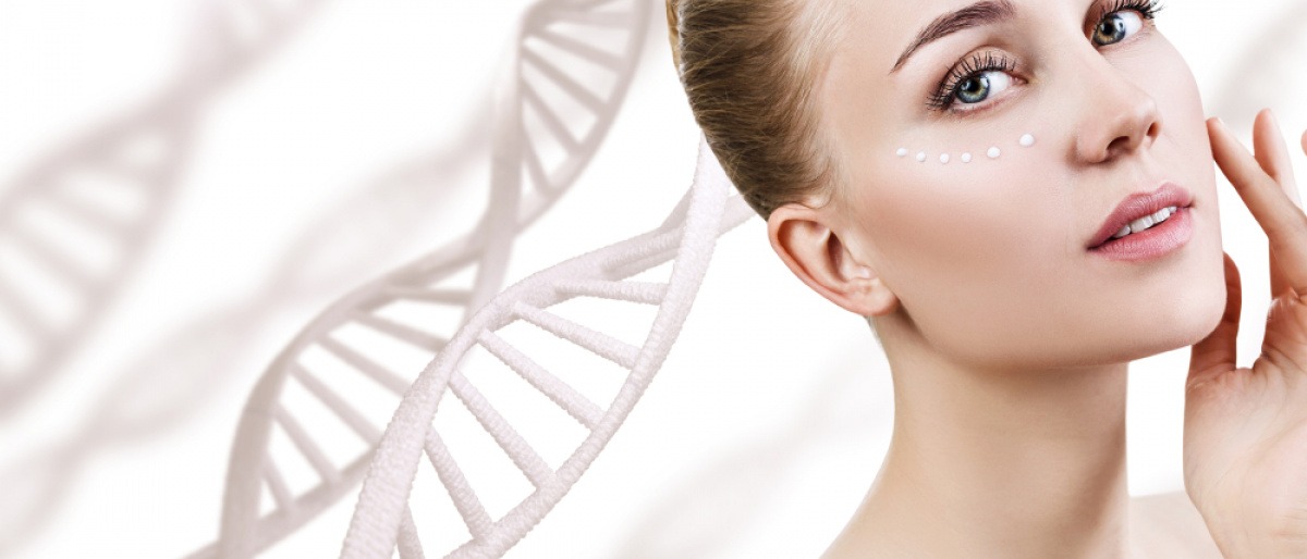 Hinter dem Gesicht einer Frau ist ein DNA-Strang zu sehen