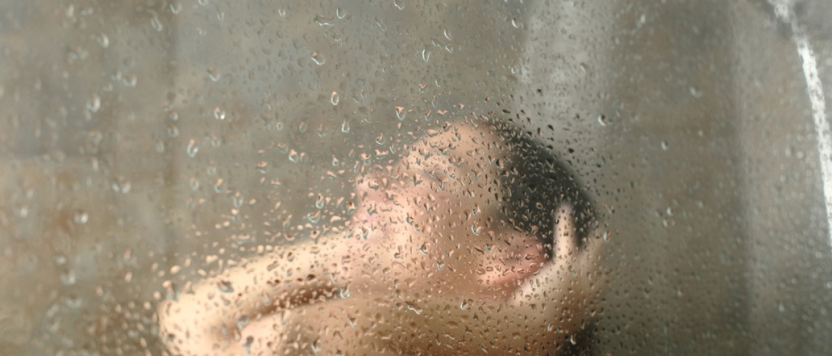 Eine Frau liegt in der Badewanne