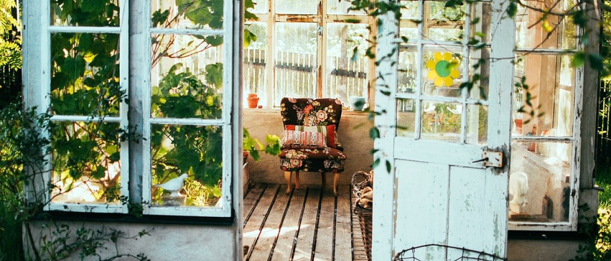 Im Eingangsbereich eines Hauses steht ein Stuhl