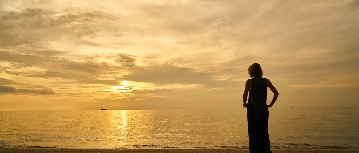 Eine Frau sieht auf das Meer hinaus