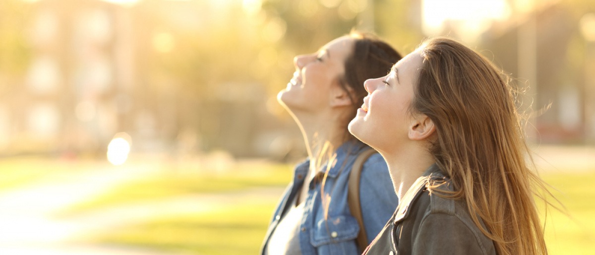 Zwei Frauen tanken in der Natur Energie