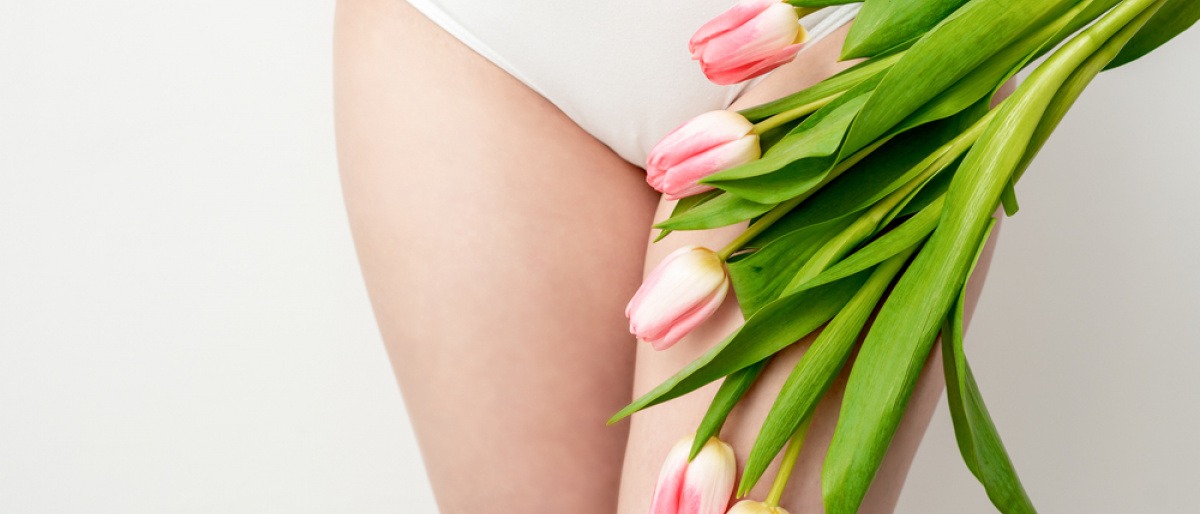 Epilierter Intimbereich einer Frau mit Tulpen
