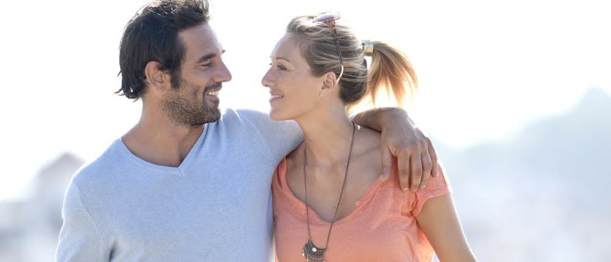 Ein Mann und eine Frau scheinen eine erfüllende Partnerschaft zu leben