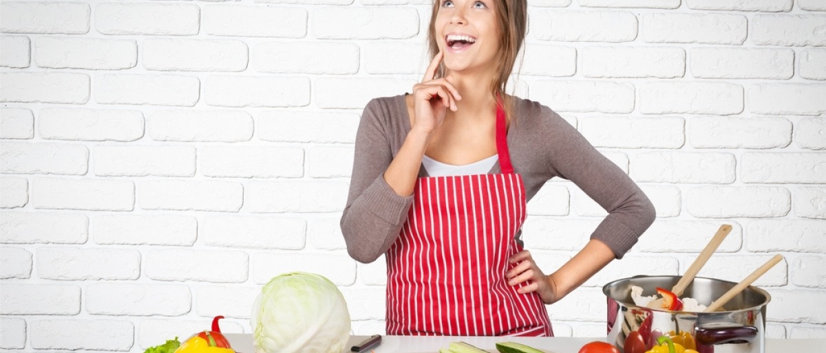 Eine Frau hat Nahrungsmittel für eine Human Design Ernährung vor sich