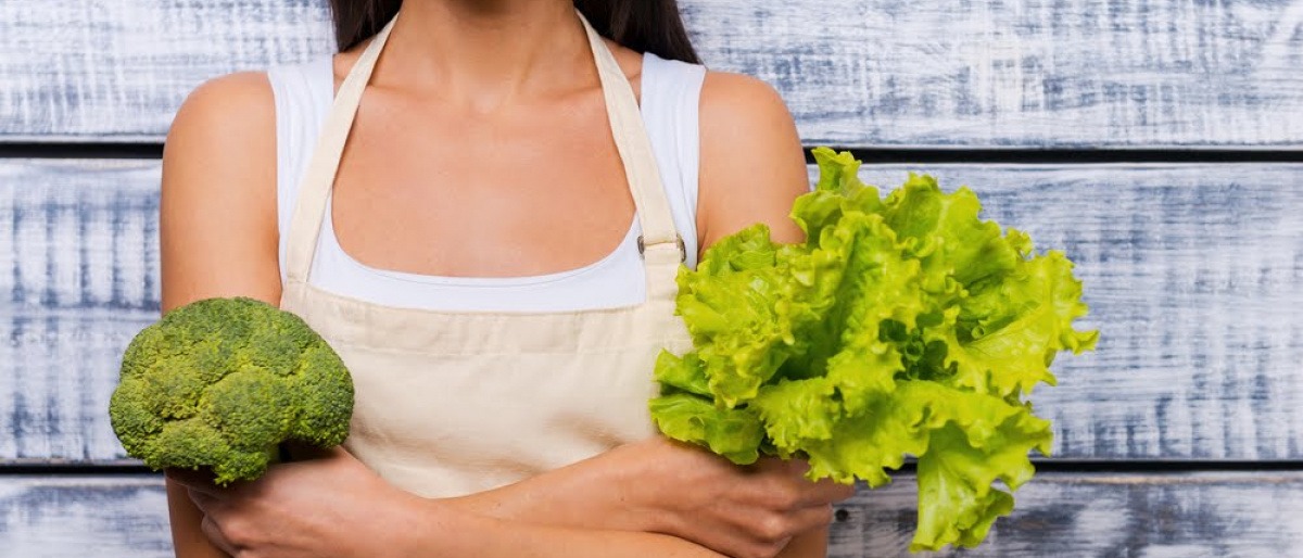 Ernährungsberaterin mit Gemüse in der Hand