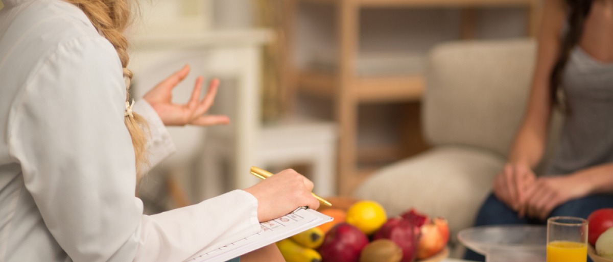 Eine Frau führt eine Ernährungsberatung durch