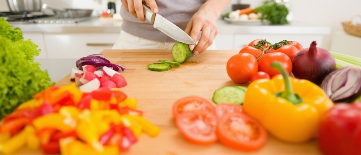 Eine Frau kocht einen der Ernährungstrends