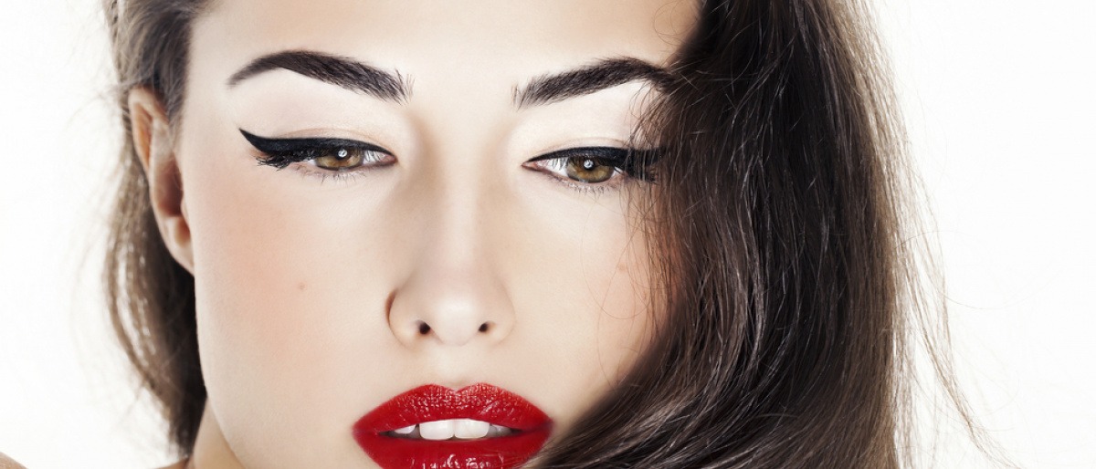 Eine Frau hat mit einem schwarzen Eyeliner einen Lidstrich gezogen
