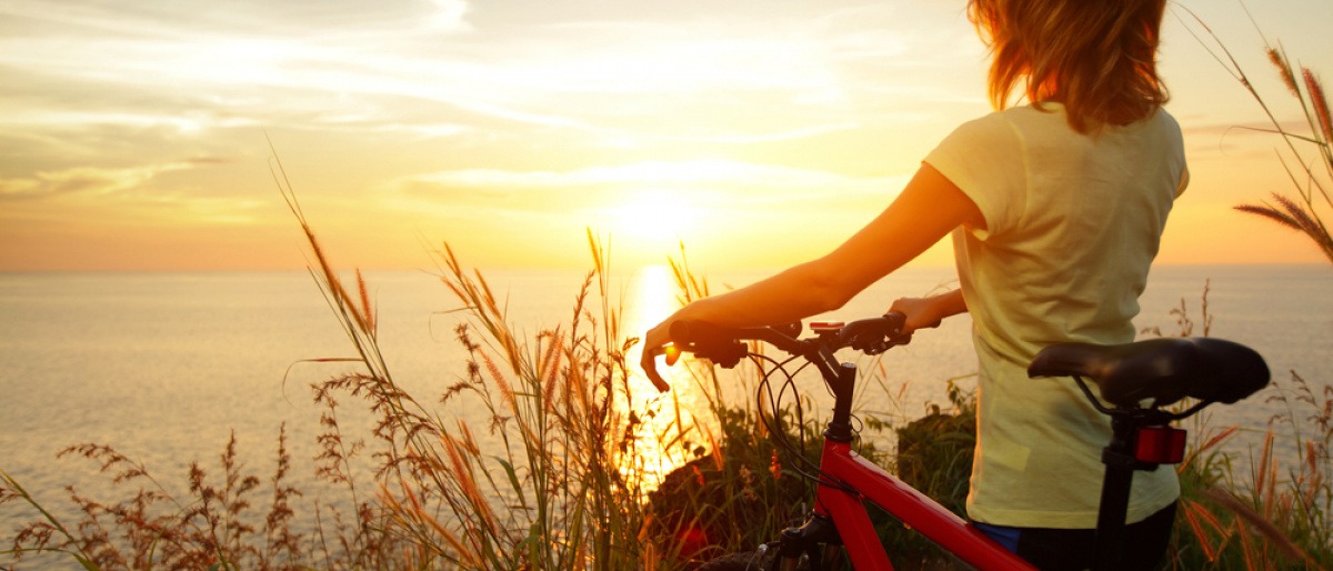 Eine Frau ist gesund für Gelenke mit dem Rad unterwegs