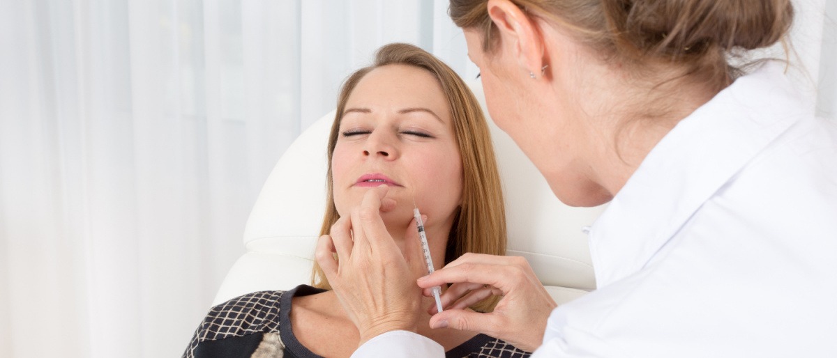 Dr. Susanne Aschauer führt bei einer Patientin eine Faltenbehandlung durch