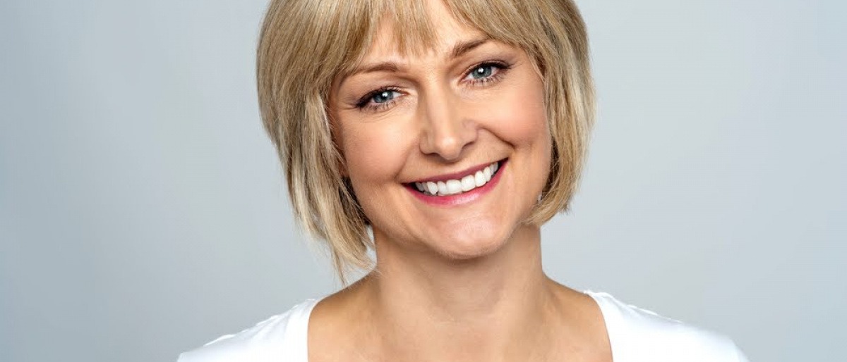 Eine Frau trägt möglicherweise einen Faux Bob