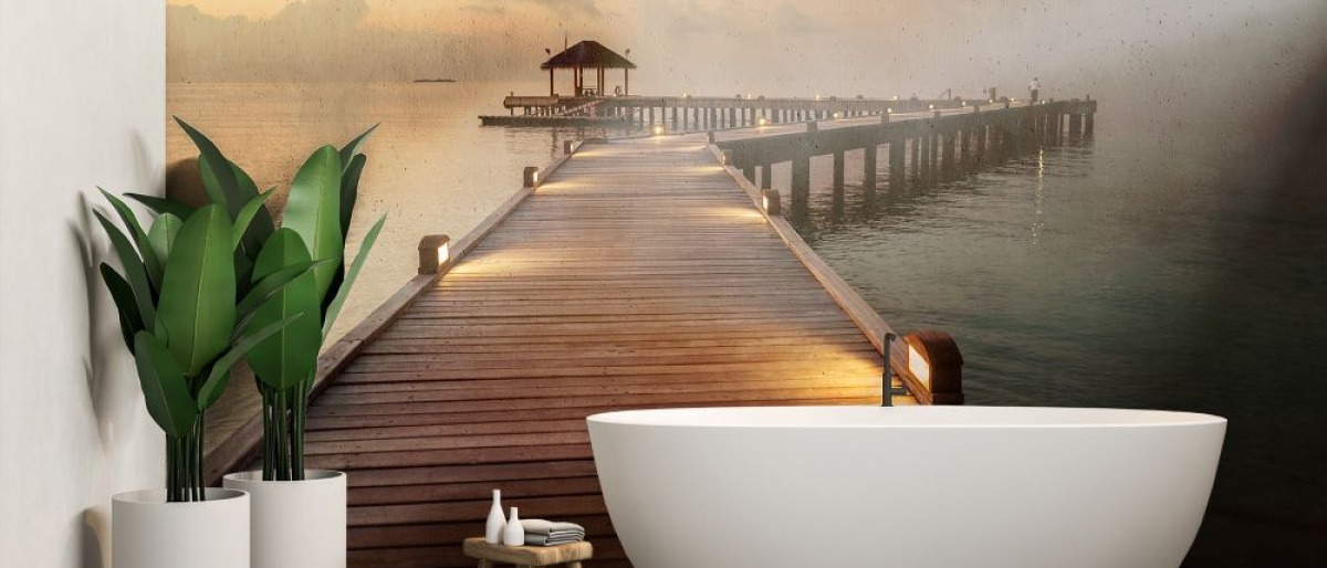 Fototapete mit langem Steg auf dem Wasser im Badezimmer