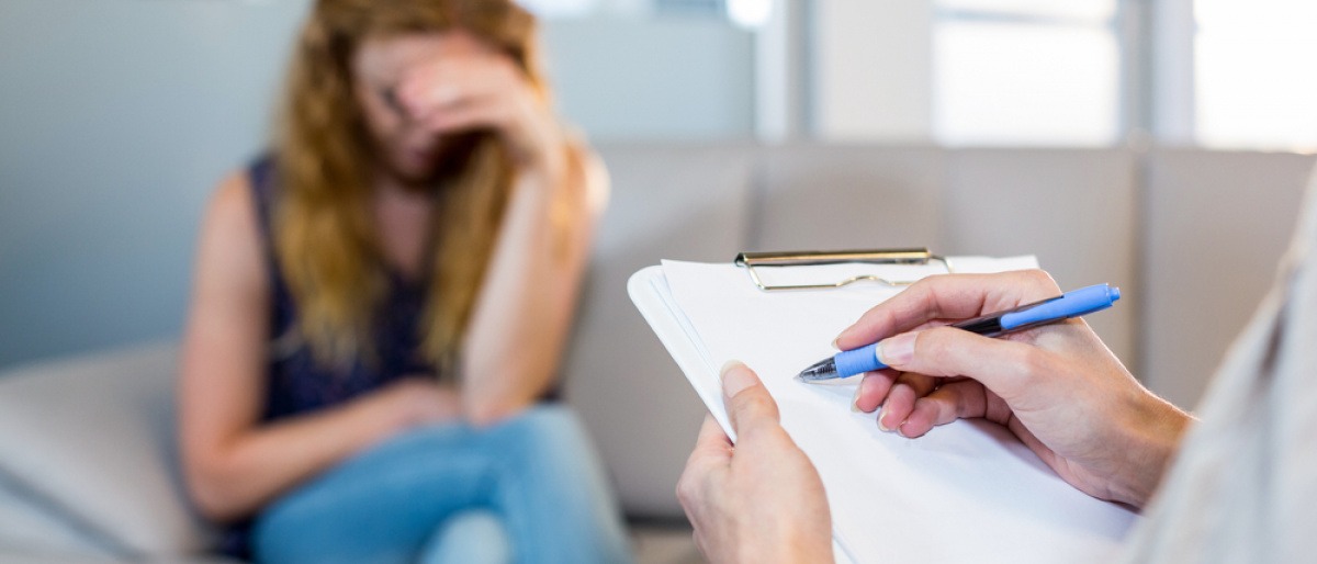 Eine Frau sitzt beim Arzt und macht einen Depression Test