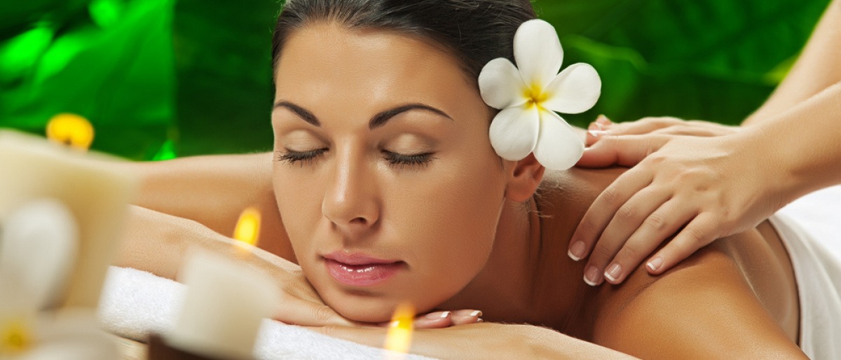 Eine Frau liegt bei einer Ayurveda Massage