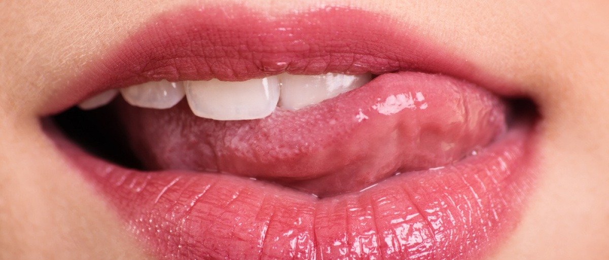 eine Frau leckt ihre Lippe