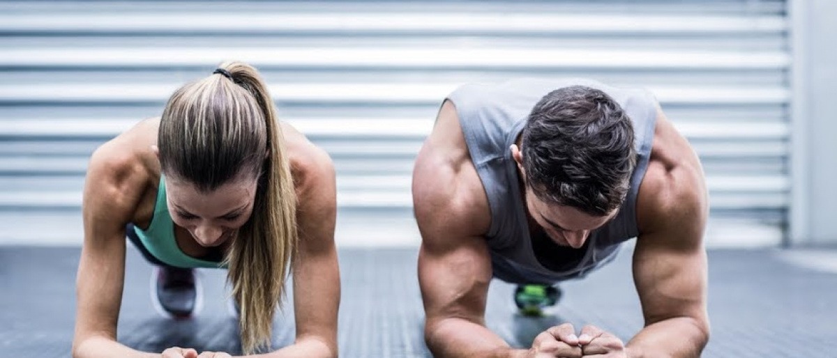 Eine Frau und ein Mann trainieren im Fitness-Studio