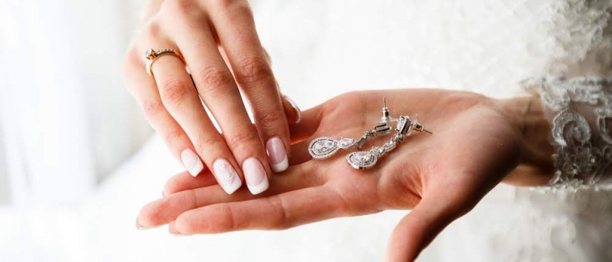 Frau hält Schmuck in der Hand