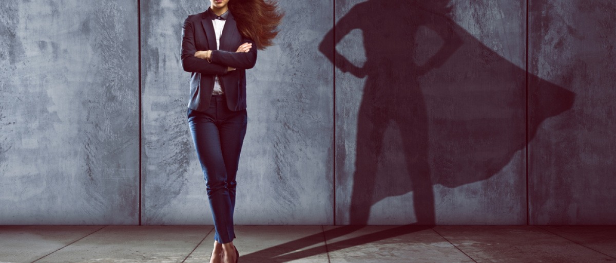 Der Schatten einer Frau zeigt einen Superhelden-Umhang