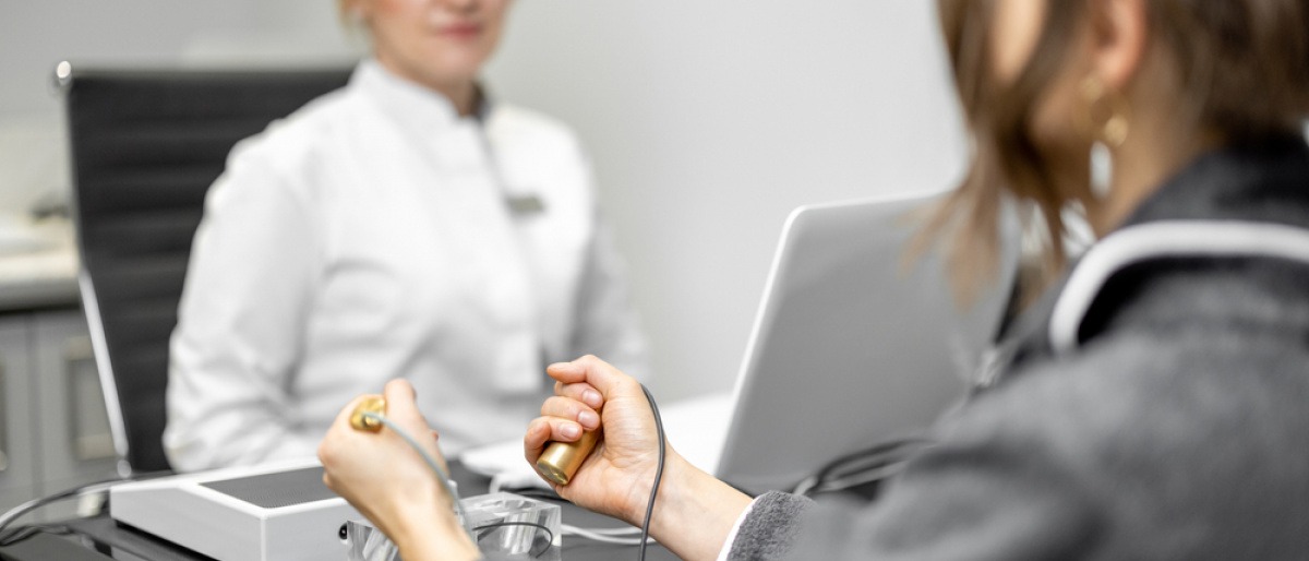 Frau hält Zapper für Frequenztherapie