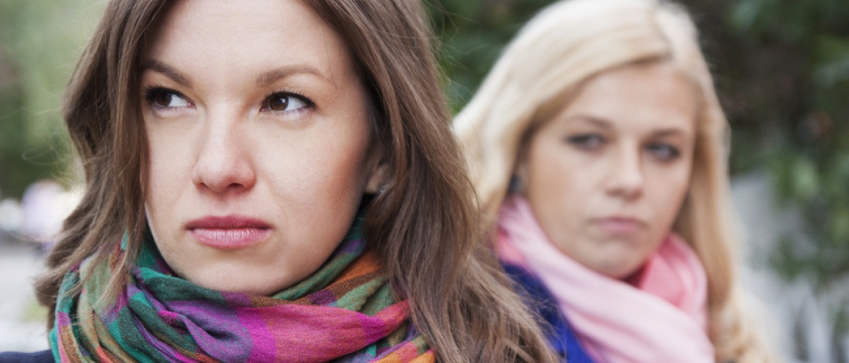 Zwei Frauen schauen unzufrieden in die Leere
