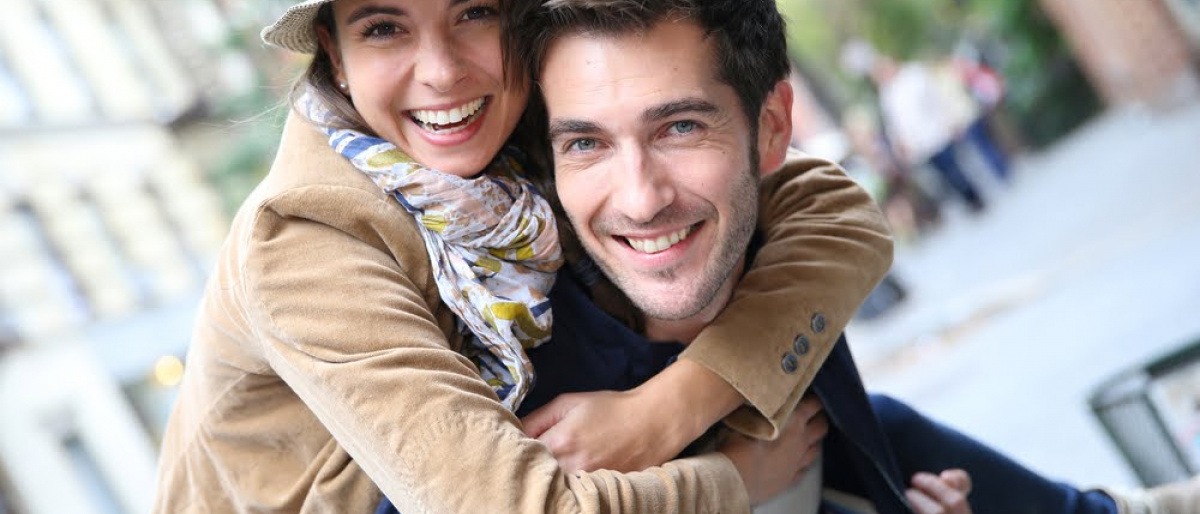 Ein Paar, bei dem man nicht kennt, ob es Freundschaft oder Liebe ist