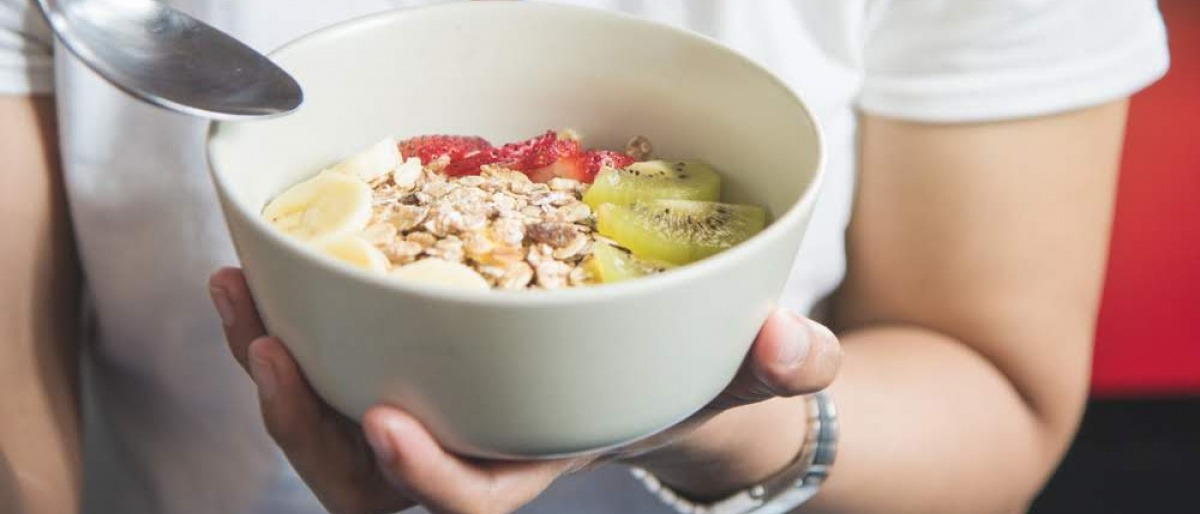 Frau mit Müsli als gesundes Frühstück