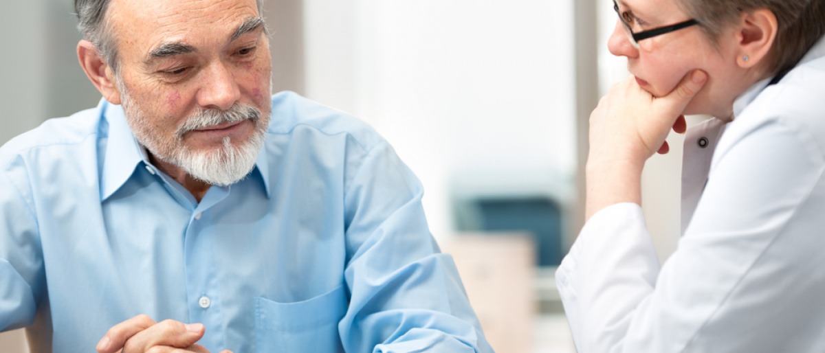 Ein ganzheitlicher Naturheiltherapeut hat ein Gespräch mit einem Patienten