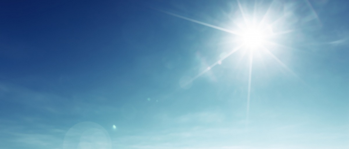 blauer Himmel mit gefährlichen Sonnenstrahlen