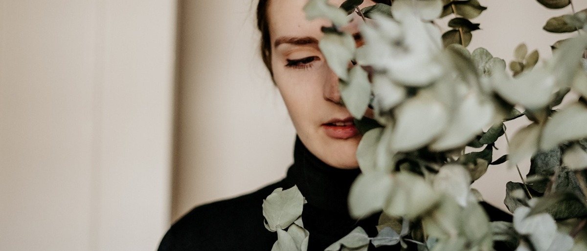 Eine Frau hat ein Geheimnis in der Beziehung und versteckt sich