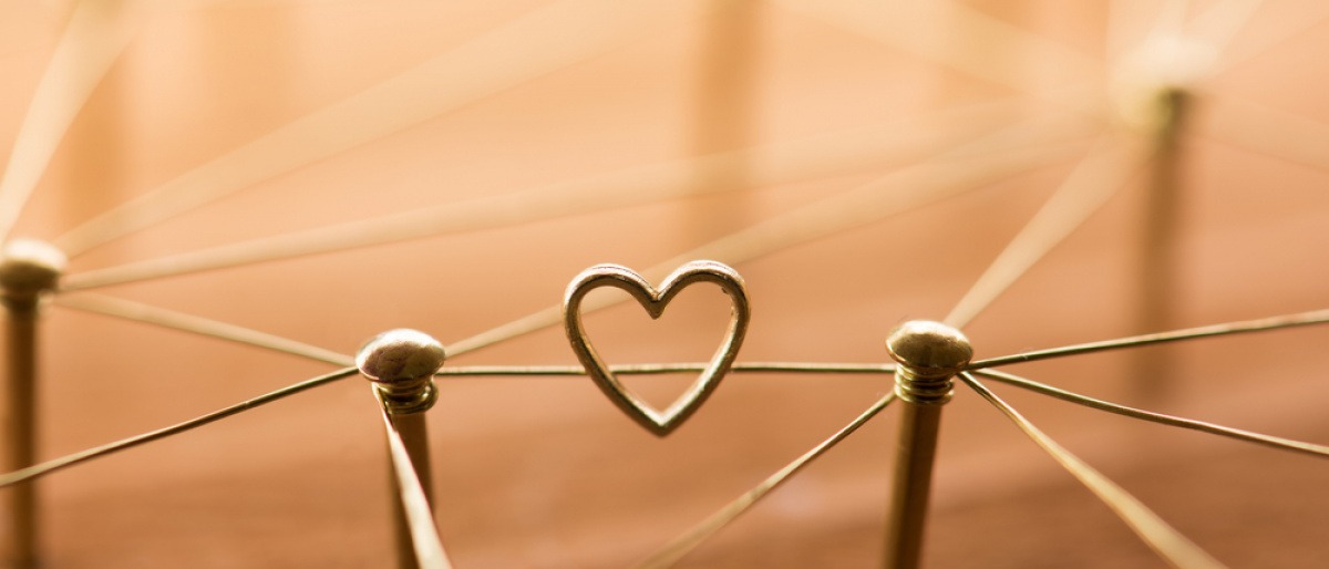 Ein Herz als Zeichen der Liebe verbindet viele Stecken mit eine Seil