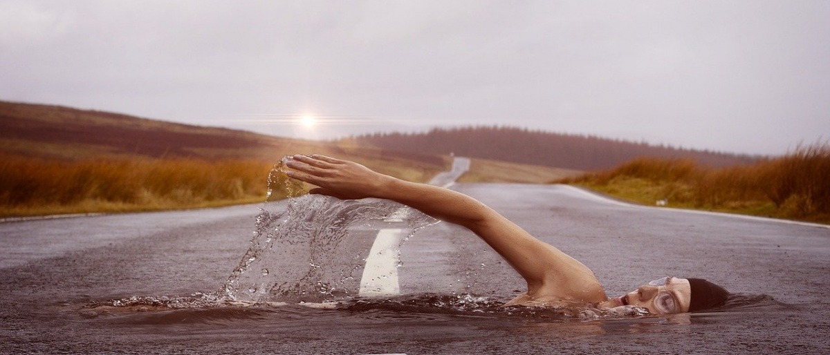 Ein Mann übt die gelenkschonende Sportart Schwimmen aus