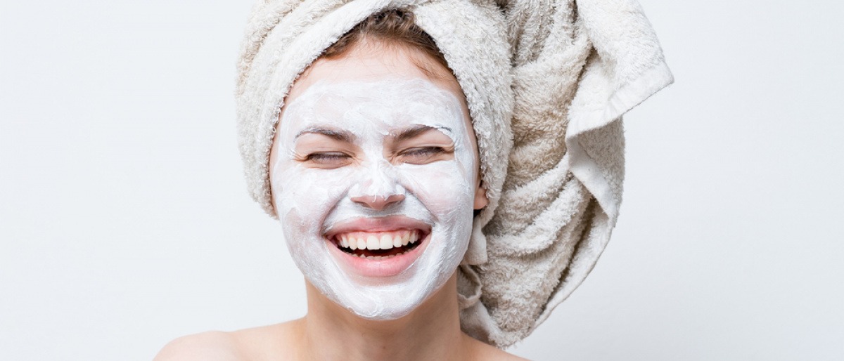 Eine Frau hat eine Peel off Maske