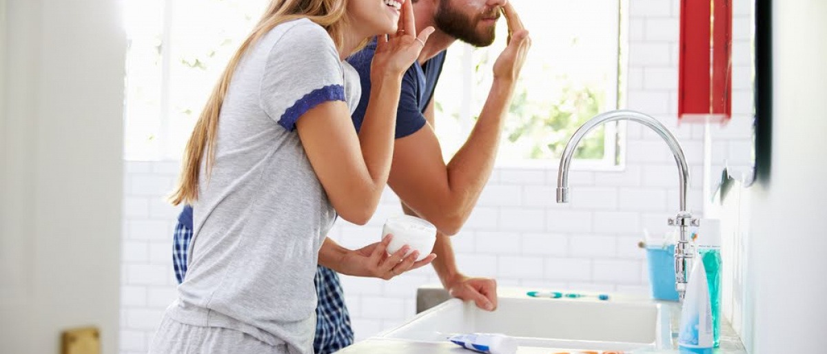 Ein Mann und eine Frau machen Gesichtspflege. Routine ist wichtig